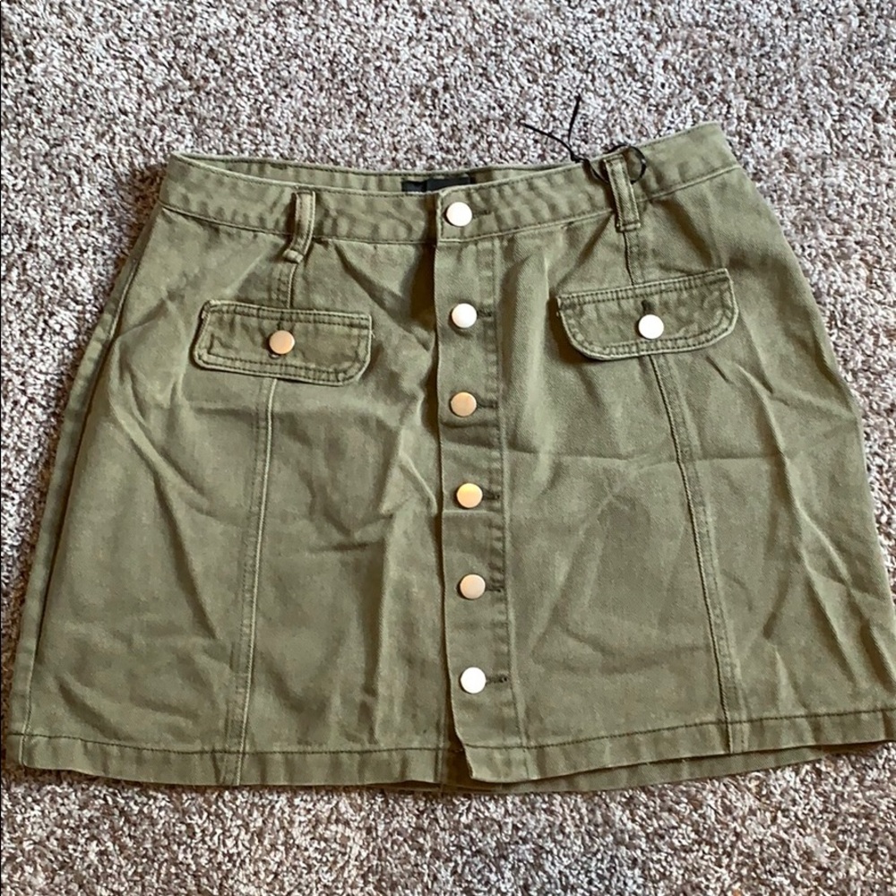 Khaki buttoned skirt